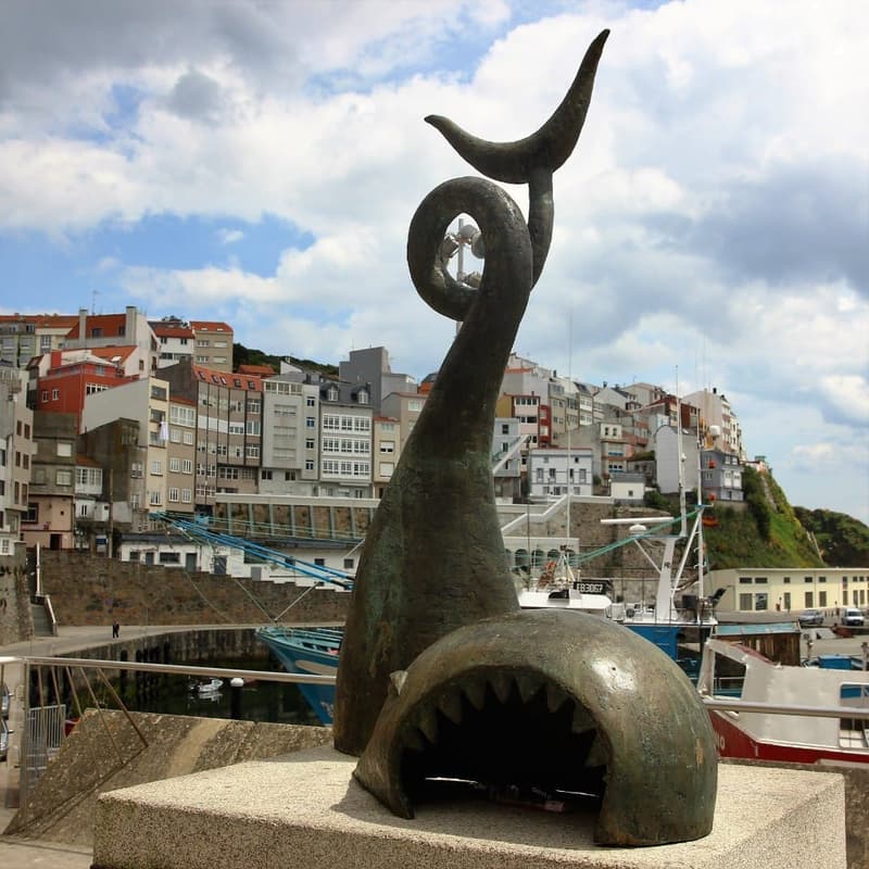 Estatua de A Balea de Manolo Lugrís en el puerto de Malpica