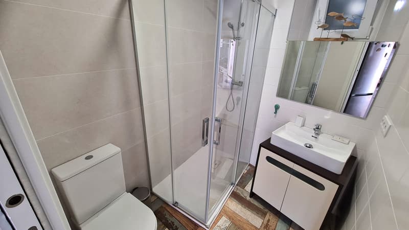 Baño de la planta baja de la casa rural en Malpica