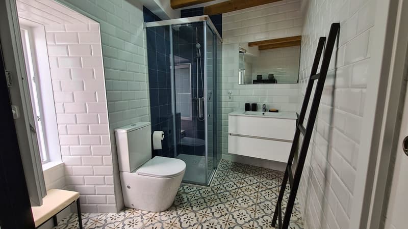 Baño principal de la casa rural en Malpica