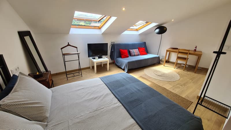 Camas del dormitorio bajo cubierta de la casa rural