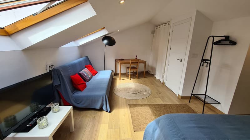 Camas del dormitorio bajo cubierta de la casa rural