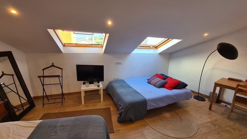 Sofá-cama del dormitorio bajo cubierta preparado como cama