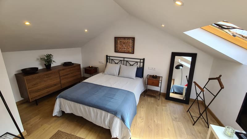Dormitorio bajo cubierta de la casa rural en Malpica