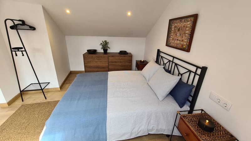 Dormitorio suite bajo cubierta de la casa rural