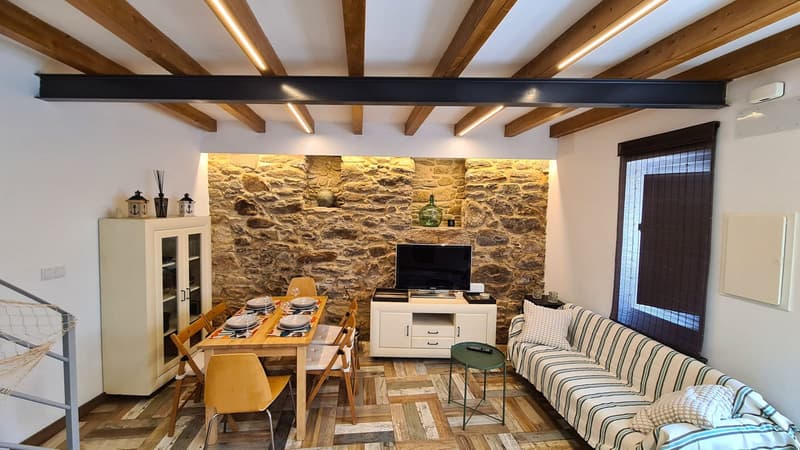 Salón comedor de piedra de la casa rural en Malpica