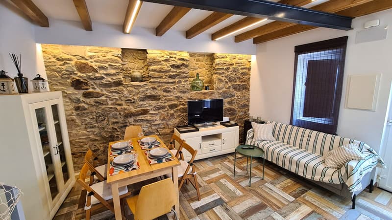 Salón comedor de la casa rural en Malpica, vista ambiente