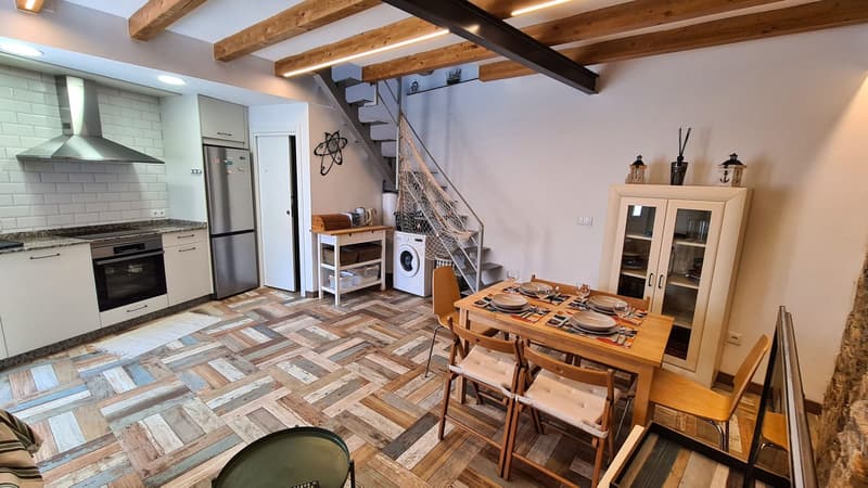 Cocina integrada del salón comedor de la casa rural en Malpica