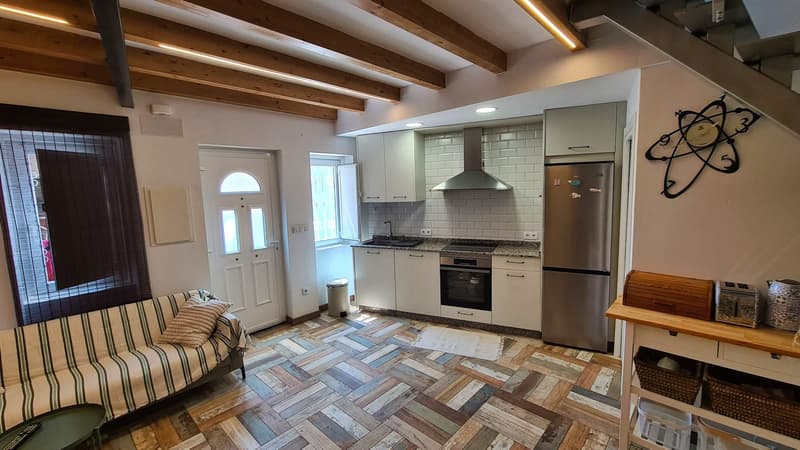 Perspectiva del salón comedor de la casa rural