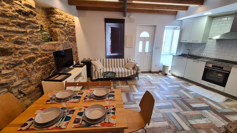Iluminación del salón comedor de la casa rural en Malpica