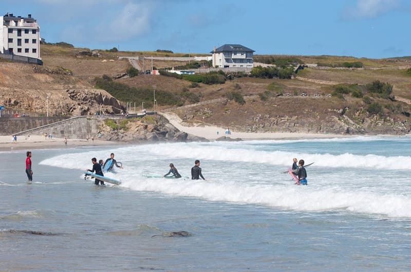 Surfistas en la playa de Area Maior, Malpica de Bergantiños